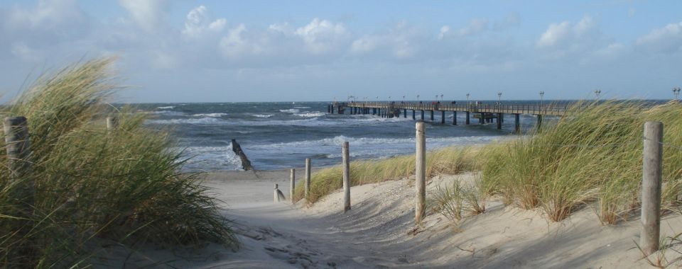 herbststurm-am-graal-mueritzer-ostseestrand-mit-blick-auf-die-seebruecke
