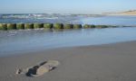 Fussabdruck an der Ostsee - im Hintergrund sieht man die Graal-Müritzer Seebrücke