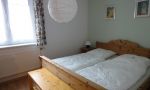 Schlafzimmer mit Doppelbett und Fenster